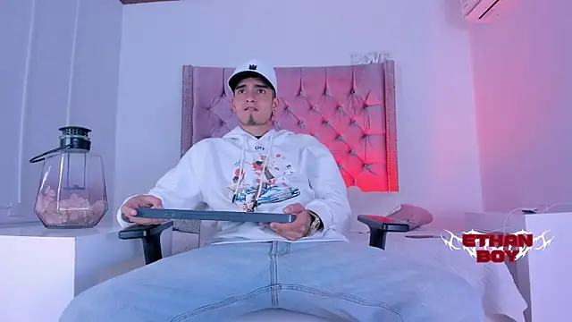 Snapshot of Ethan_Boy_ chatting on November 2025 08:41:02 PM Ethan Boy online show from November 2025 08:41:02 PM