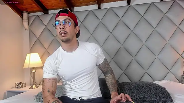 Snapshot of Liam_Espinoza chatting on November 2025 07:35:01 PM Liam Espinoza online show from November 2025 07:35:01 PM