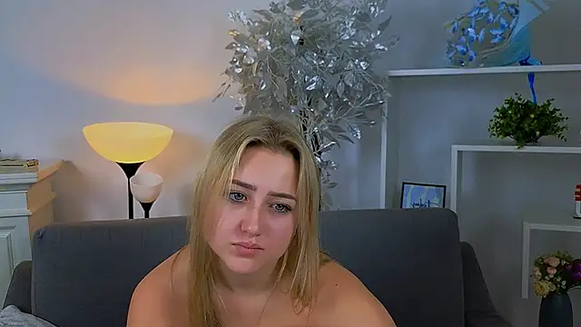 Snapshot of Lulu___Moon chatting on October 2025 08:18:02 AM Lulu Moon online show from October 2025 08:18:02 AM