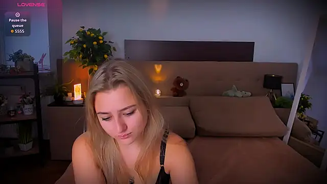 Snapshot of Lulu___Moon chatting on November 2025 06:57:01 AM Lulu Moon online show from November 2025 06:57:01 AM