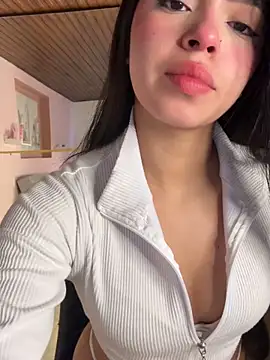 Snapshot of LunaMoore_Pink chatting on May 2026 11:48:02 AM LunaMoore Pink online show from May 2026 11:48:02 AM