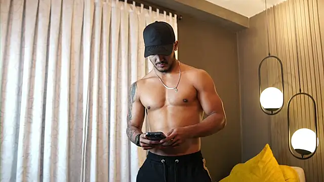 Snapshot of Reik_Vonn chatting on May 2026 12:35:02 PM Reik Vonn online show from May 2026 12:35:02 PM