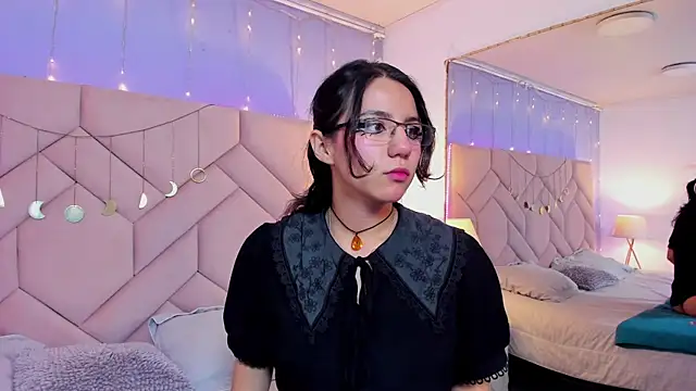 HollyPeach online show from November 2025 07:58:02 PM