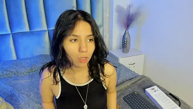 HollyPeach online show from May 2026 07:33:01 PM
