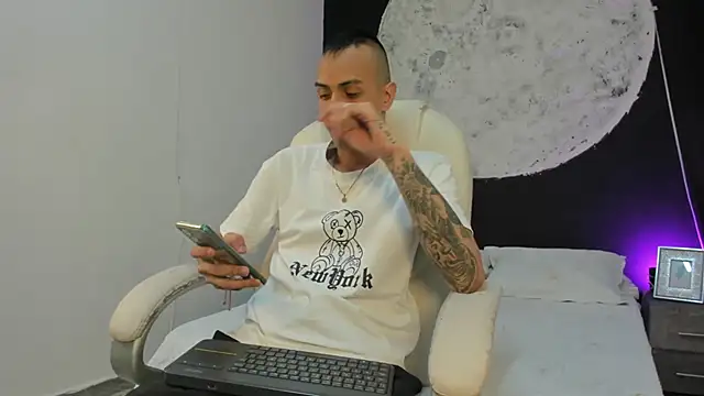 DerryAndIzzy online show from October 2025 04:11:01 AM