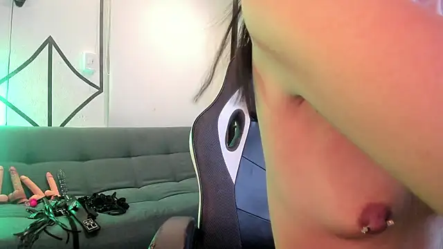DerryAndIzzy online show from July 2026 11:58:01 PM