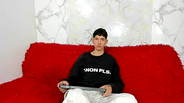 Snapshot of heyy_noah11 chatting on May 2026 01:29:02 PM heyy noah11 online show from May 2026 01:29:02 PM