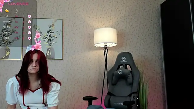 Snapshot of LinaF1owers chatting on October 2025 07:53:02 AM LinaF1owers online show from October 2025 07:53:02 AM