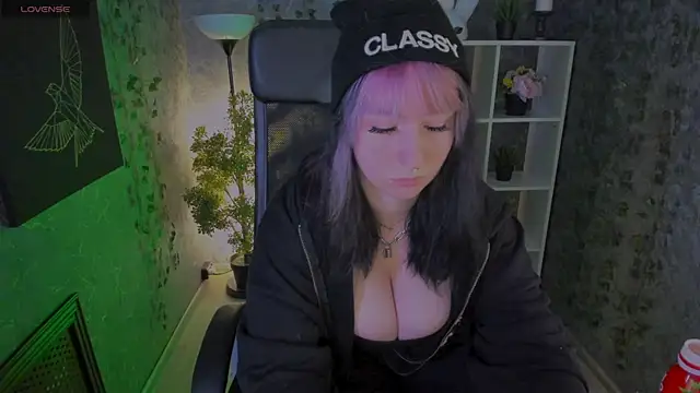 Snapshot of PeggyMcDean chatting on October 2025 06:16:02 AM PeggyMcDean online show from October 2025 06:16:02 AM