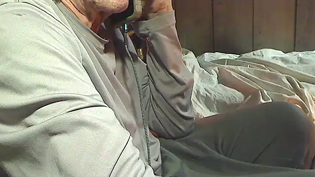 Snapshot of OldManOnline chatting on December 2025 04:17:02 AM OldManOnline online show from December 2025 04:17:02 AM