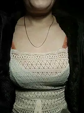 YiyinLy online show from December 2025 08:47:02 PM