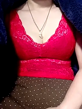 YiyinLy online show from January 2026 12:19:01 PM