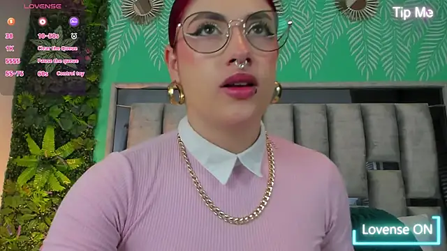 Snapshot of Darlyhooper01 chatting on October 2025 12:56:01 PM Darlyhooper01 online show from October 2025 12:56:01 PM