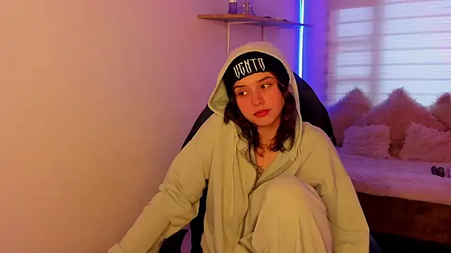 Emily Lindey online show from October 2025 07:20:01 PM