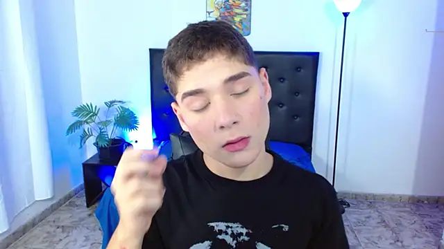 Snapshot of Mattass18 chatting on February 2026 01:37:01 PM Mattass18 online show from February 2026 01:37:01 PM