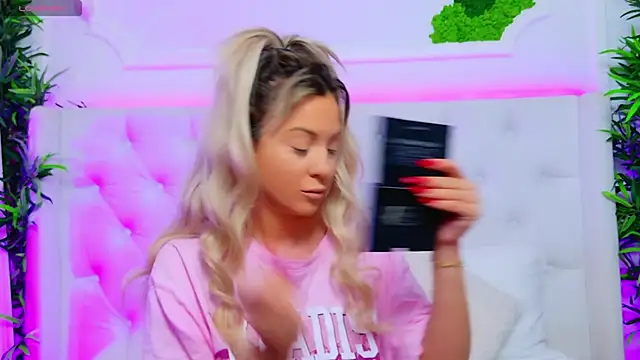 Snapshot of AriannaSins chatting on November 2025 01:06:01 PM AriannaSins online show from November 2025 01:06:01 PM