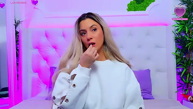 Snapshot of AriannaSins chatting on December 2025 02:35:02 PM AriannaSins online show from December 2025 02:35:02 PM