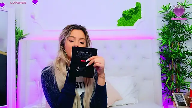 Snapshot of AriannaSins chatting on January 2026 01:24:02 PM AriannaSins online show from January 2026 01:24:02 PM