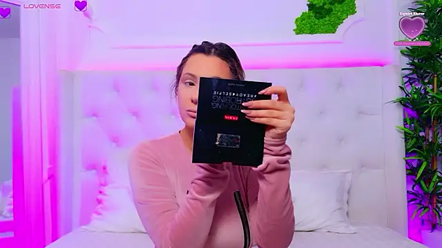 Snapshot of AriannaSins chatting on February 2026 01:47:01 PM AriannaSins online show from February 2026 01:47:01 PM