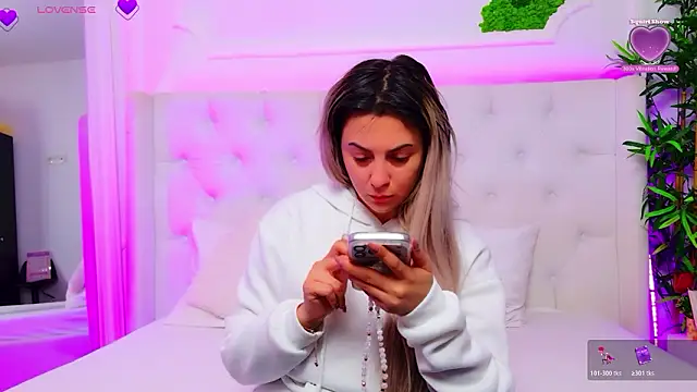 Snapshot of AriannaSins chatting on February 2026 01:12:02 PM AriannaSins online show from February 2026 01:12:02 PM