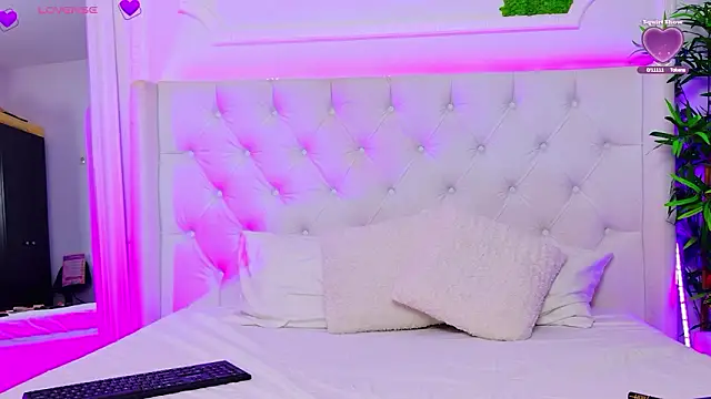 Snapshot of AriannaSins chatting on February 2026 01:32:02 PM AriannaSins online show from February 2026 01:32:02 PM