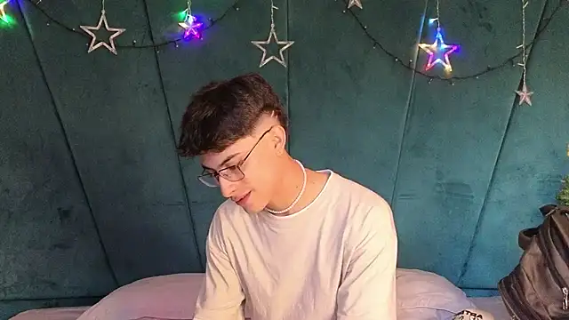 Aaron Eze online show from December 2025 09:42:01 PM