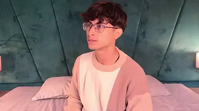 Aaron Eze online show from April 2026 12:33:01 PM