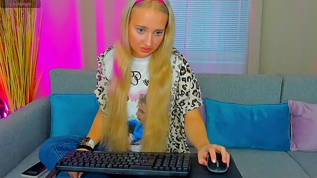 AuroraSkyee online show from November 2025 02:07:02 PM