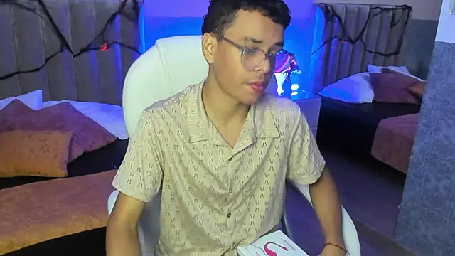 Snapshot of Xavier_Fox___ chatting on October 2025 04:27:01 AM Xavier Fox online show from October 2025 04:27:01 AM