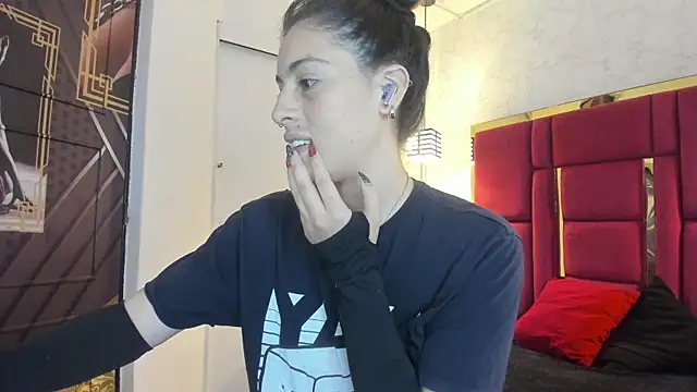 moon winy online show from November 2025 11:42:02 AM