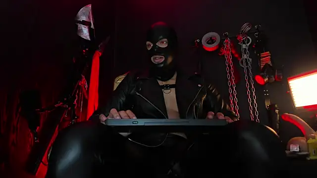 Snapshot of Master_Connor_BDSM chatting on May 2026 12:43:02 PM Master Connor BDSM online show from May 2026 12:43:02 PM