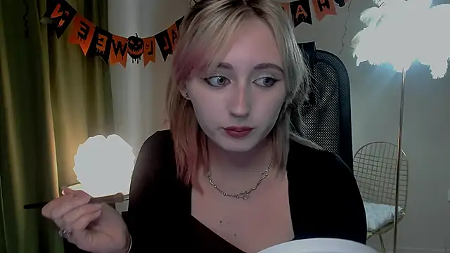 Snapshot of ScarlettScril chatting on October 2025 06:47:01 AM ScarlettScril online show from October 2025 06:47:01 AM