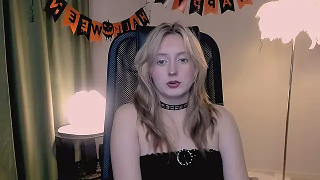 Snapshot of ScarlettScril chatting on November 2025 01:21:02 PM ScarlettScril online show from November 2025 01:21:02 PM