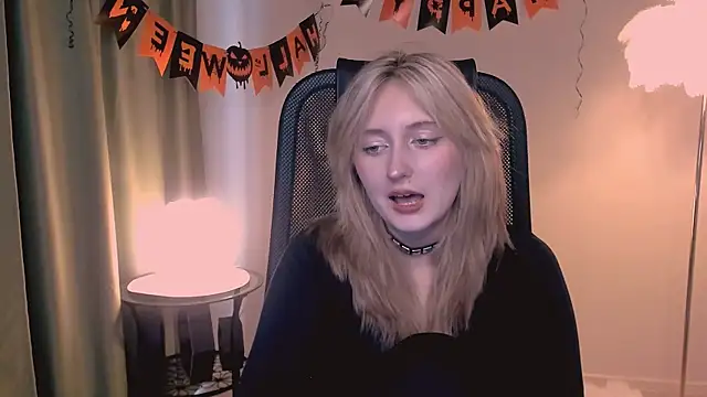 Snapshot of ScarlettScril chatting on November 2025 09:20:02 AM ScarlettScril online show from November 2025 09:20:02 AM