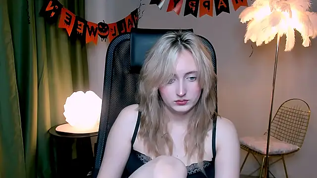 Snapshot of ScarlettScril chatting on November 2025 06:33:02 AM ScarlettScril online show from November 2025 06:33:02 AM