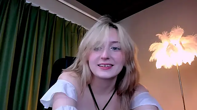 Snapshot of ScarlettScril chatting on November 2025 07:30:02 AM ScarlettScril online show from November 2025 07:30:02 AM