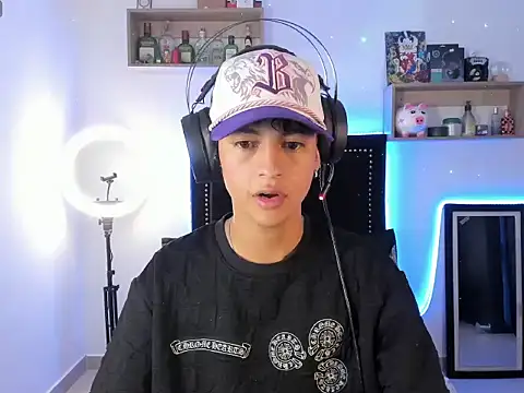 Snapshot of Alejo_Desire chatting on November 2025 04:44:02 AM Alejo Desire online show from November 2025 04:44:02 AM