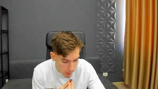 Snapshot of BradyFlint chatting on April 2026 08:09:02 AM BradyFlint online show from April 2026 08:09:02 AM