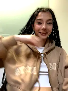 Snapshot of MiaaCute- chatting on November 2025 10:10:02 PM MiaaCute- online show from November 2025 10:10:02 PM