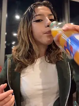 Snapshot of MiaaCute- chatting on December 2025 11:45:02 PM MiaaCute- online show from December 2025 11:45:02 PM