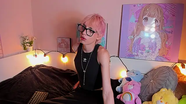 Strawberry Kitty  online show from October 2025 01:46:02 PM