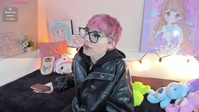 Strawberry Kitty  online show from December 2025 04:21:01 AM