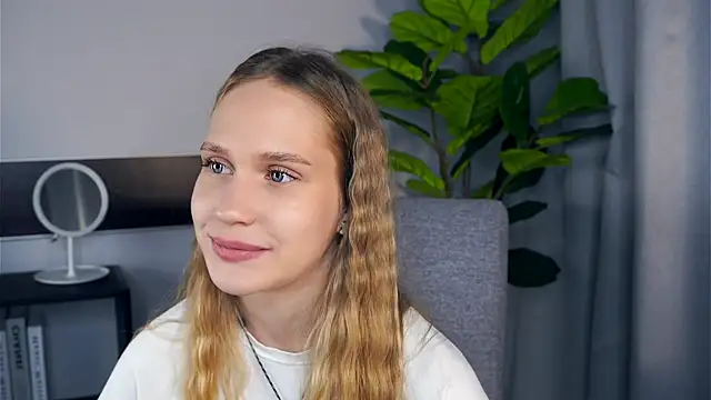 Snapshot of NadinePogar chatting on October 2025 04:29:02 PM NadinePogar online show from October 2025 04:29:02 PM