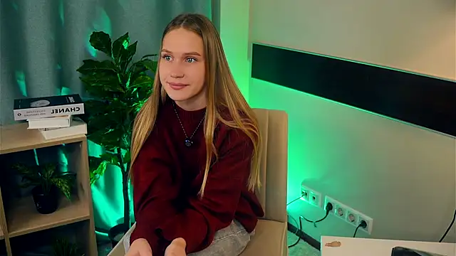 Snapshot of NadinePogar chatting on October 2025 09:49:01 AM NadinePogar online show from October 2025 09:49:01 AM