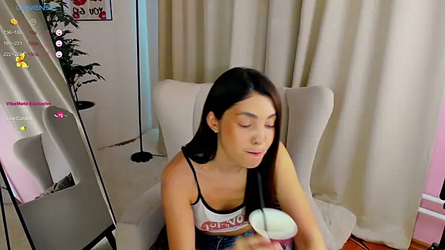 Snapshot of MollyAnderson chatting on October 2025 08:27:02 AM MollyAnderson online show from October 2025 08:27:02 AM