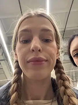 Snapshot of kira_mia chatting on December 2025 04:15:01 PM kira mia online show from December 2025 04:15:01 PM