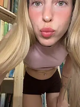 kira mia online show from May 2026 05:43:01 PM
