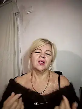 Snapshot of TiaBeauty9182 chatting on November 2025 01:17:01 AM TiaBeauty9182 online show from November 2025 01:17:01 AM