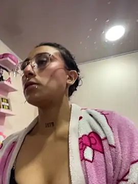 Snapshot of Violeet-Smith chatting on October 2025 07:19:02 PM Violeet-Smith online show from October 2025 07:19:02 PM