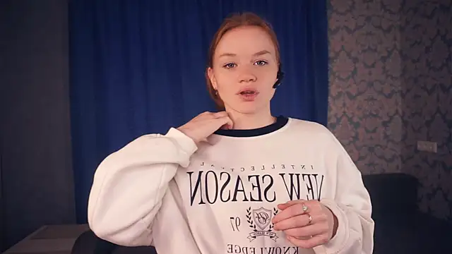 Snapshot of KarlynGow chatting on November 2025 06:34:01 AM KarlynGow online show from November 2025 06:34:01 AM